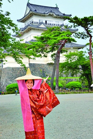 天守閣前で撮影すれば、戦国時代にタイムスリップ