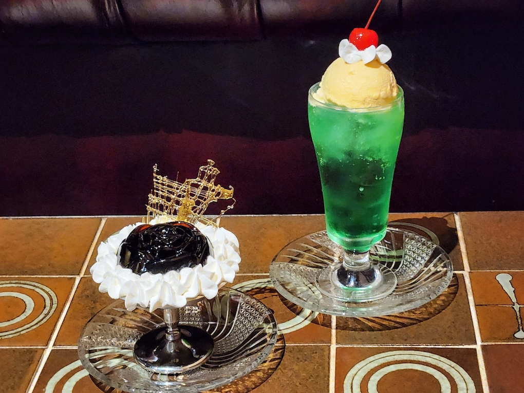 「薔薇のコーヒーゼリー」600円、「メロンクリームソーダ」800円。