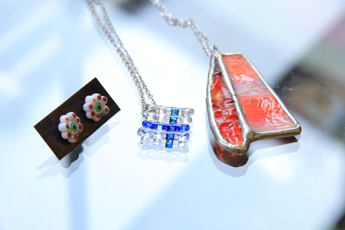 左から「お花ピアス」2200円、「ワッフルペンダント」1870円、「ステンドグラスペンダント(ツーピース)」1320円
