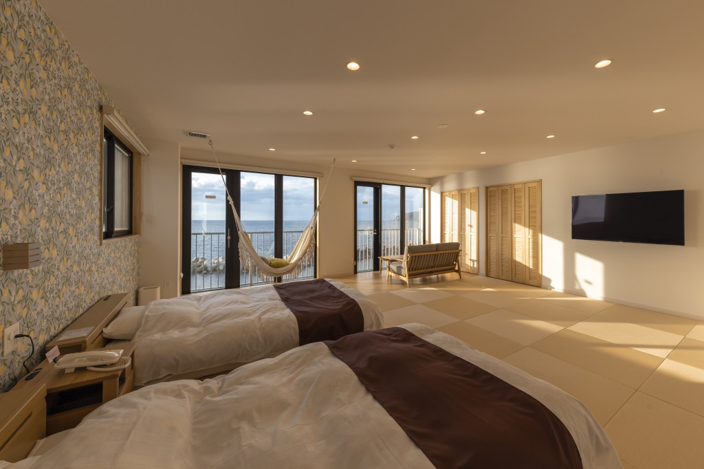 ボタニカル柄のアクセントクロスが可愛い「漁灯」。窓辺の大きなハンモックが人気