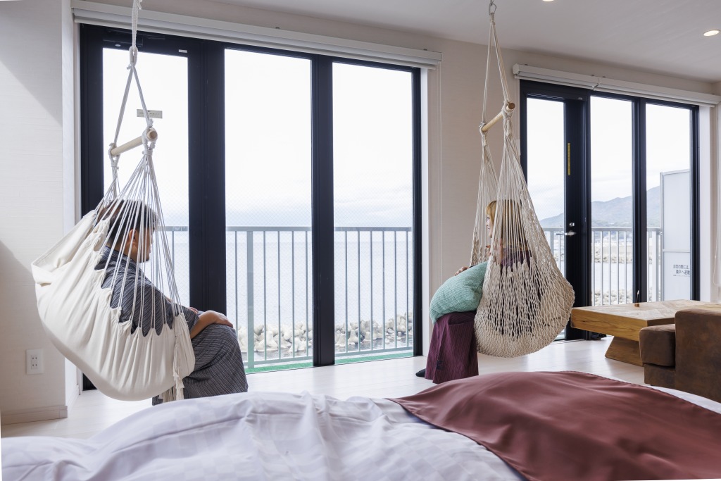 「渚砂」には2台のチェアハンモックを完備