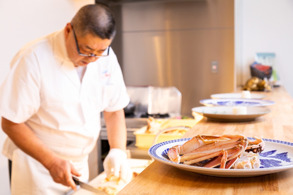 越前がにを調理する音や香りもライブで楽しめる、オープンキッチン併設の食事処