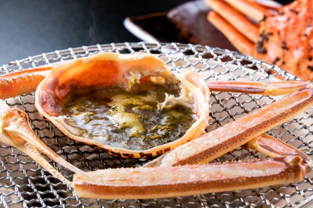 独特の弾力と凝縮された旨味がたまらない焼きガニ