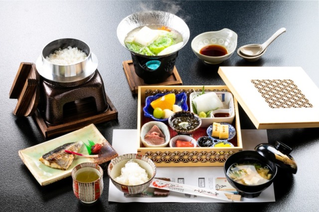 朝獲れ鮮魚のお造りや旬の焼き魚など、ご飯が進むおかずを揃えた朝食