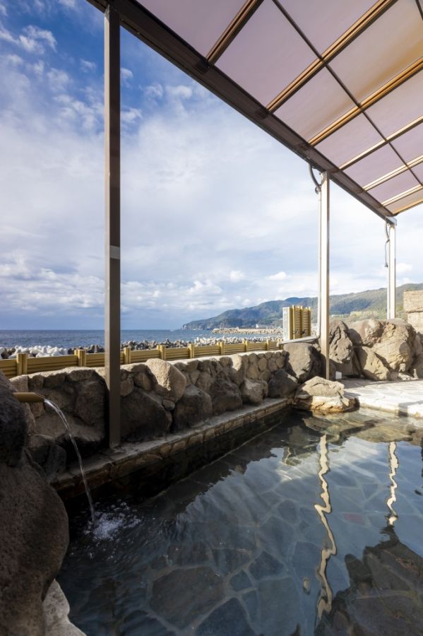 泉質は美肌の湯といわれるナトリウム炭酸水素、硫酸塩泉