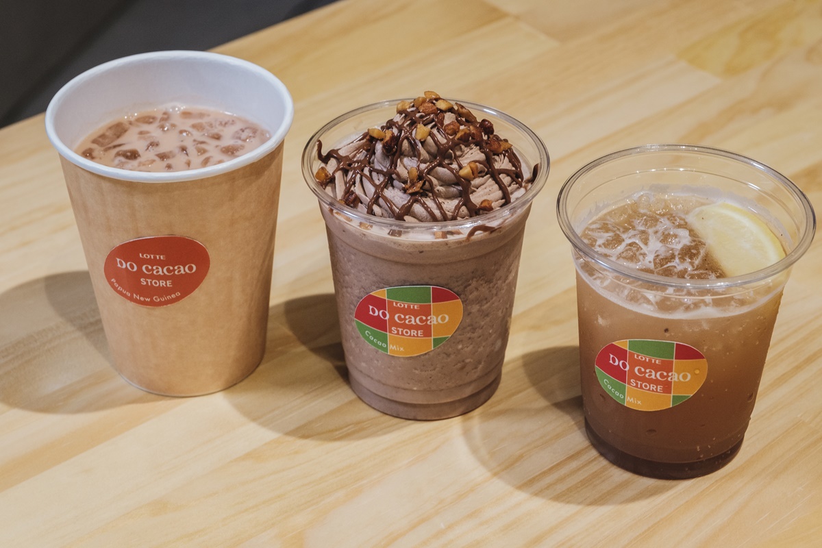 写真左から「Cacao ICE LATTE」495円、「Cacao FLOZEN LATTE」660円、「Cacao SQUASH」440円