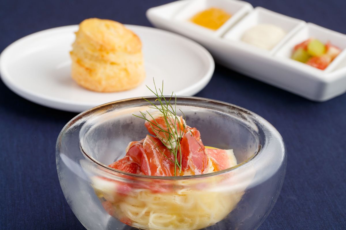 写真奥「焼きたてプチスコーン」、写真手前「冷製カッペリーニ」