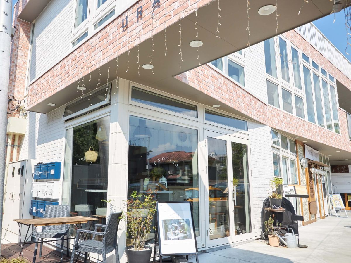 レンガ造りの建物を目指して進みましょう！