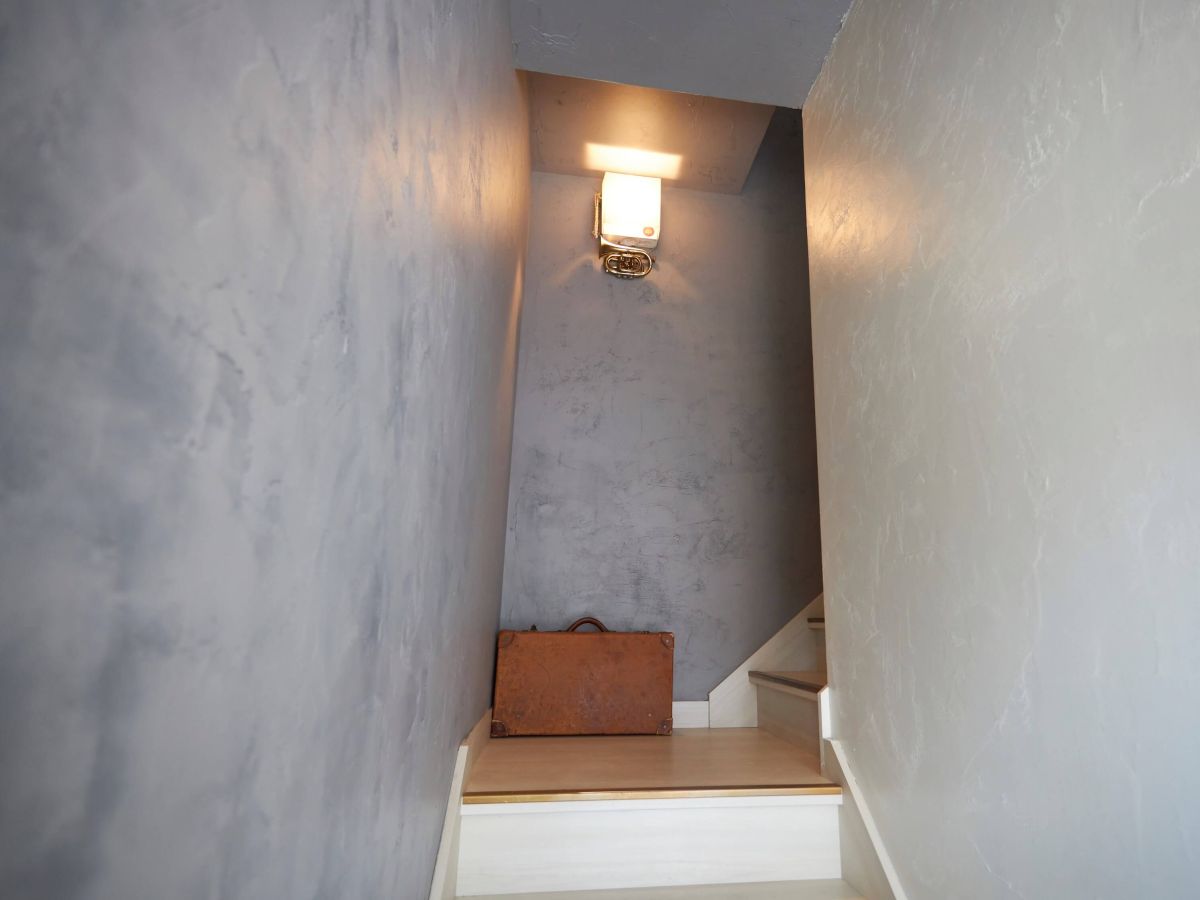 オープンキッチンの前を通りこちらの階段から2階のメインフロアに案内されます！