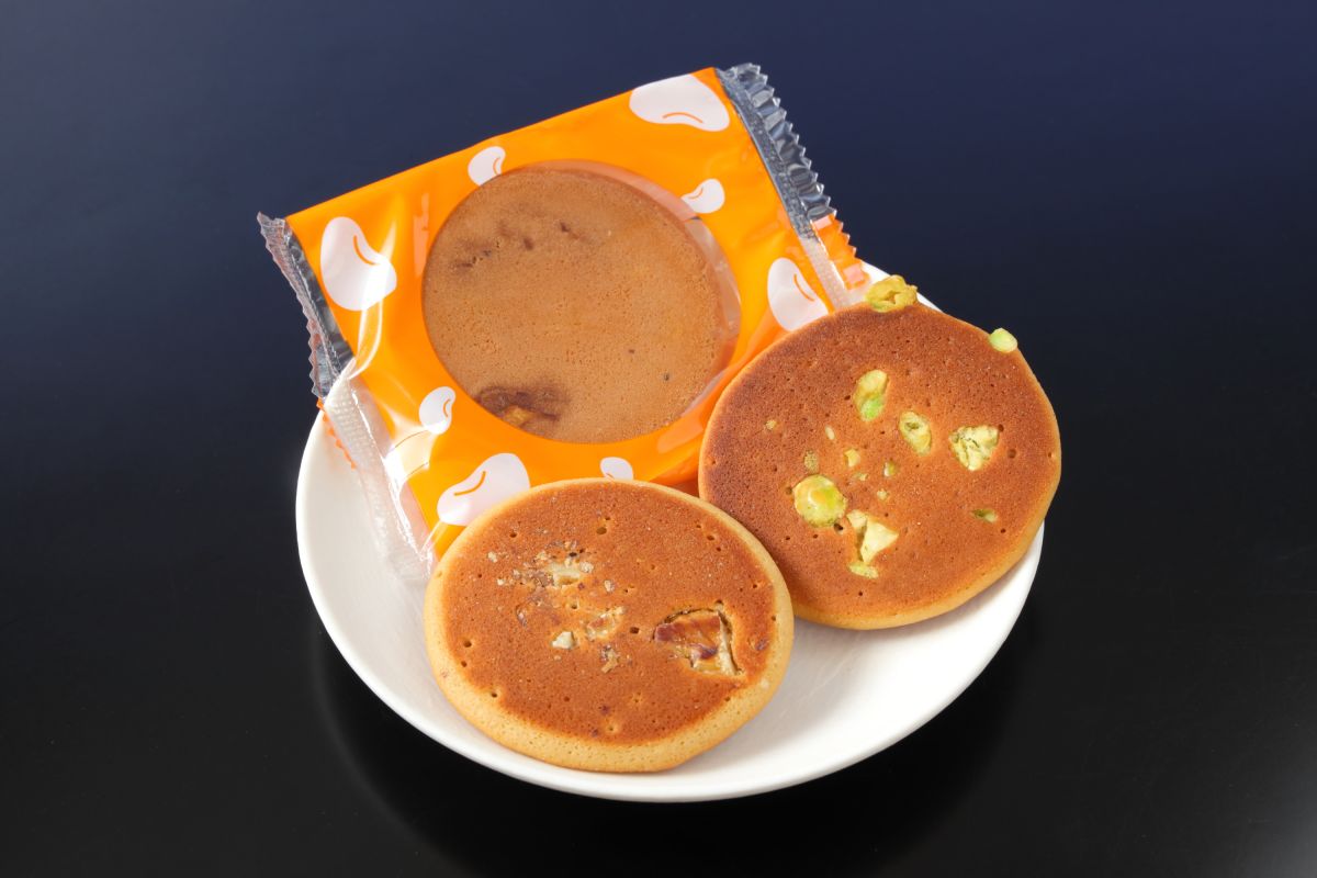 カステーラせんべい。落花生、グリーンピース、くるみ、黒豆の4種類ある（各1枚100円）