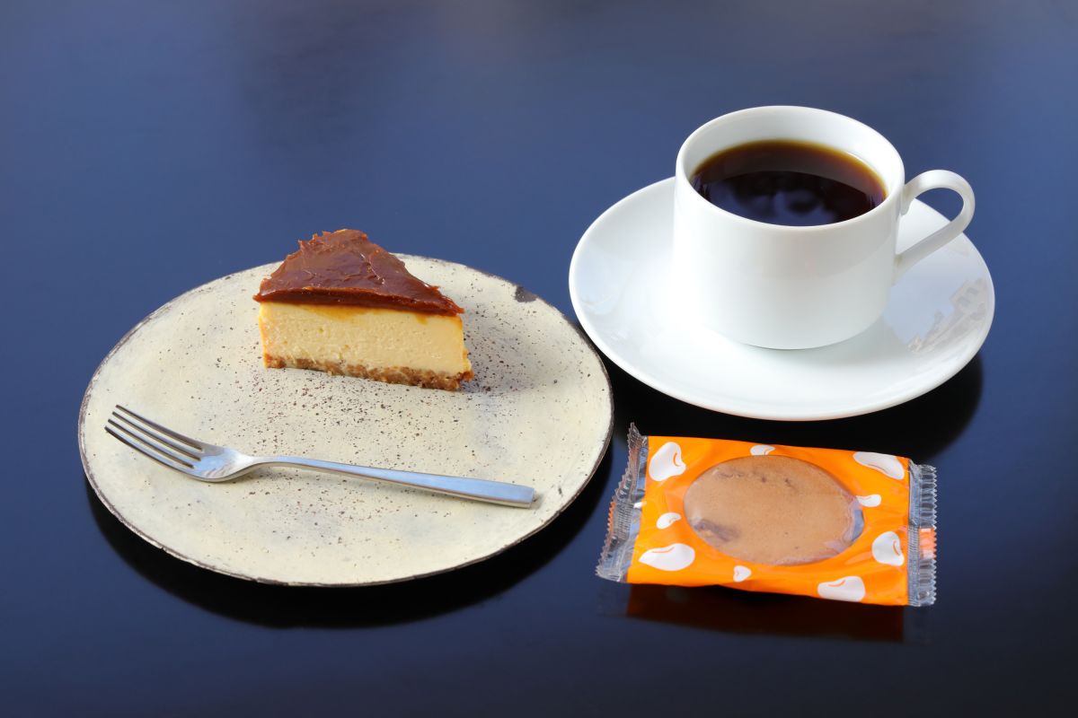 「本日の珈琲」（500円、せんべい1枚付）。「キャラメルチーズケーキ」（500円）