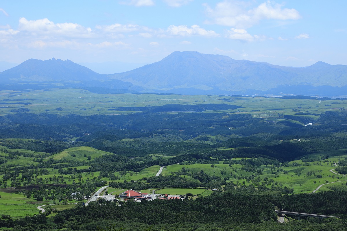 瀬の本高原と阿蘇山