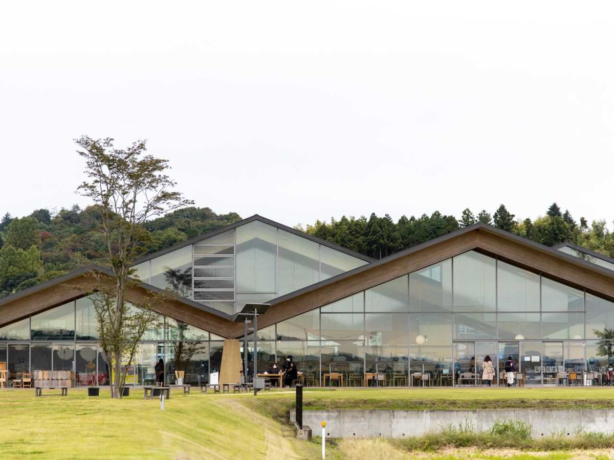 周囲の景観に溶け込む建築は、2017年にJIA日本建築大賞を受賞