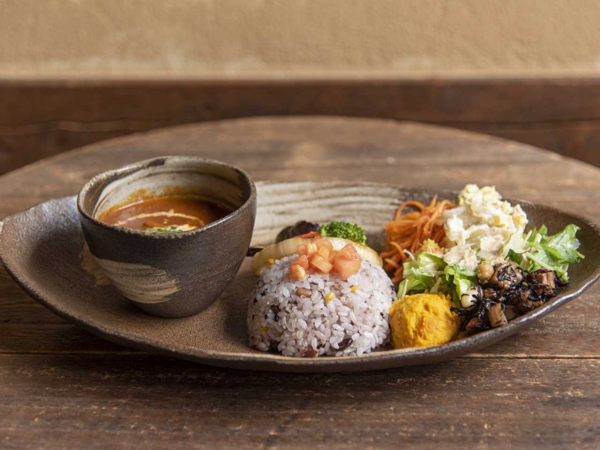 海老トマトクリームカレー1430円。ほかにオムレツ、ハンバーグなどメニューは豊富