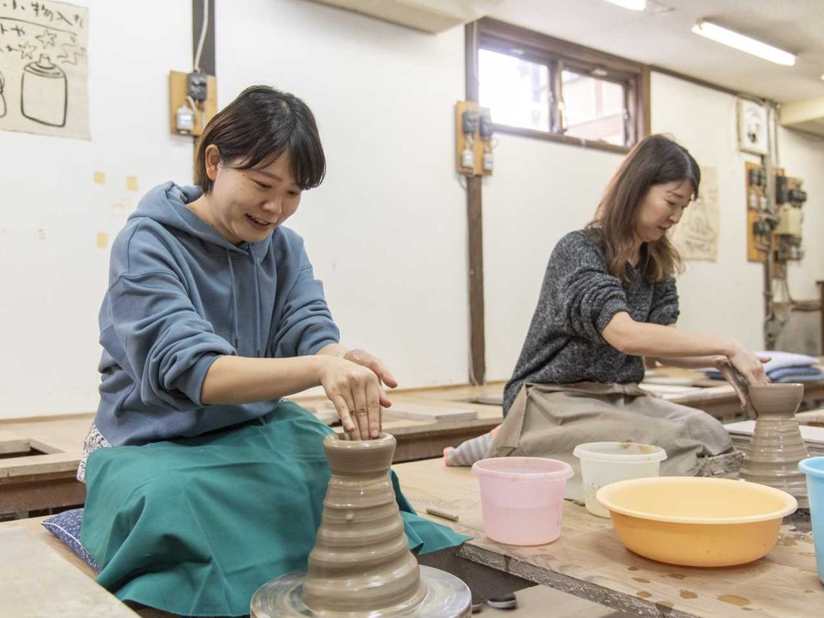 ろくろ体験通常コース2200円。焼き上げ料金は器により異なり880円～
