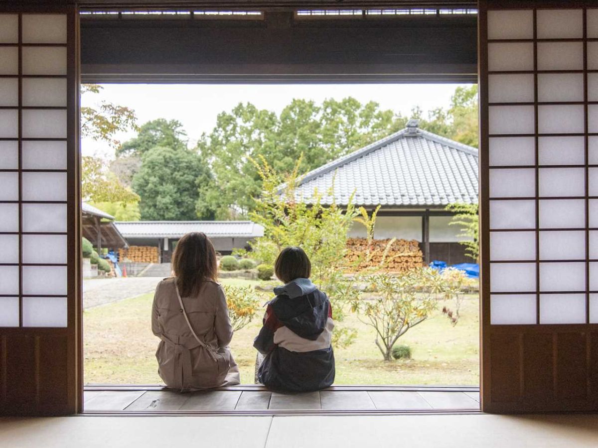 濱田庄司宅は館内も見学できる。お昼寝したくなる懐かしく安心できる雰囲気