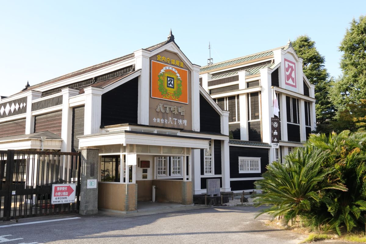 大正末期から建て始め、昭和2年（1927）に完成した本社屋。国の登録有形文化財に指定されている