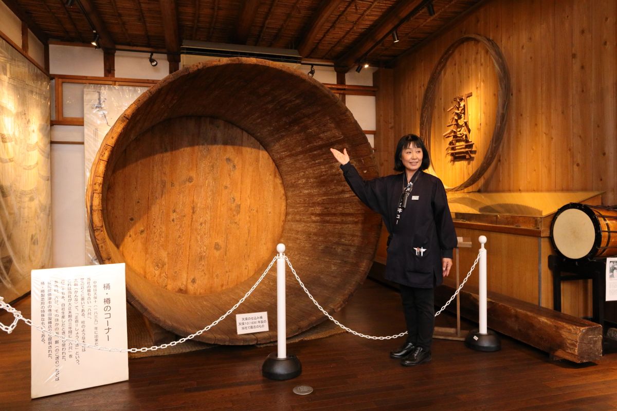 天保10年（1839）にできた同社で最も古い「六尺桶」。直径約180cmあり、ガイドさんと並ぶとその大きさは一目瞭然