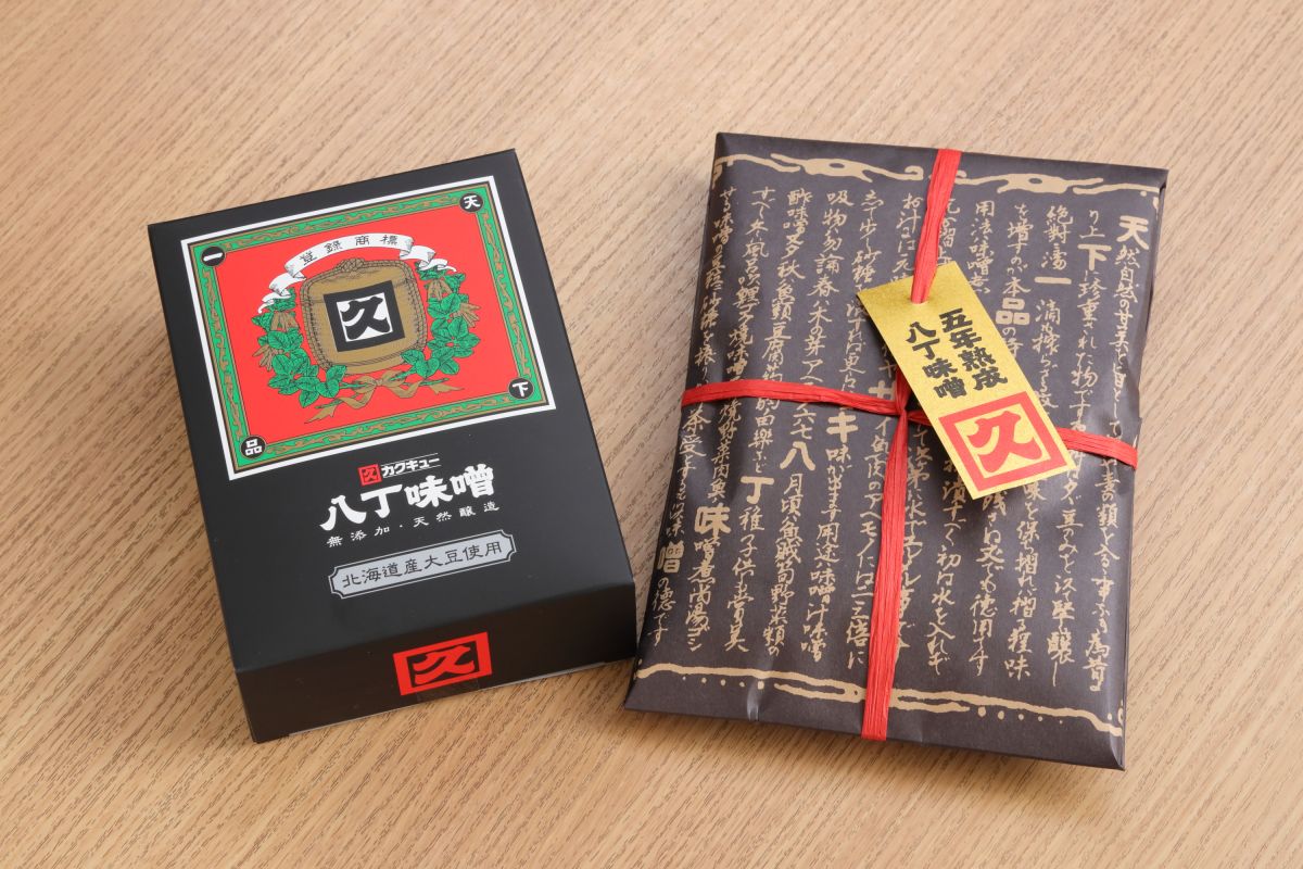 左から「北海道産大豆使用 八丁味噌」（800g1900円）、「矢作大豆使用 八丁味噌 ヴィンテージタイプ」（400g2200円）