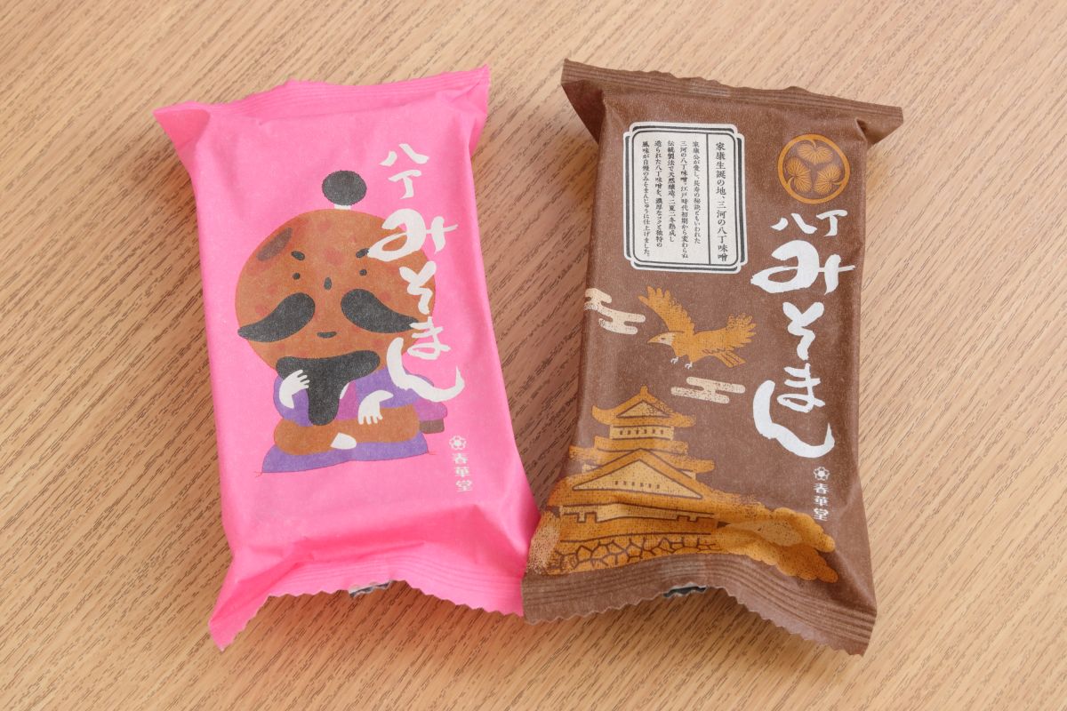 「八丁みそまん」（2個入り、各300円）。2023年歴史ドラマ放映記念パッケージ（左）も登場