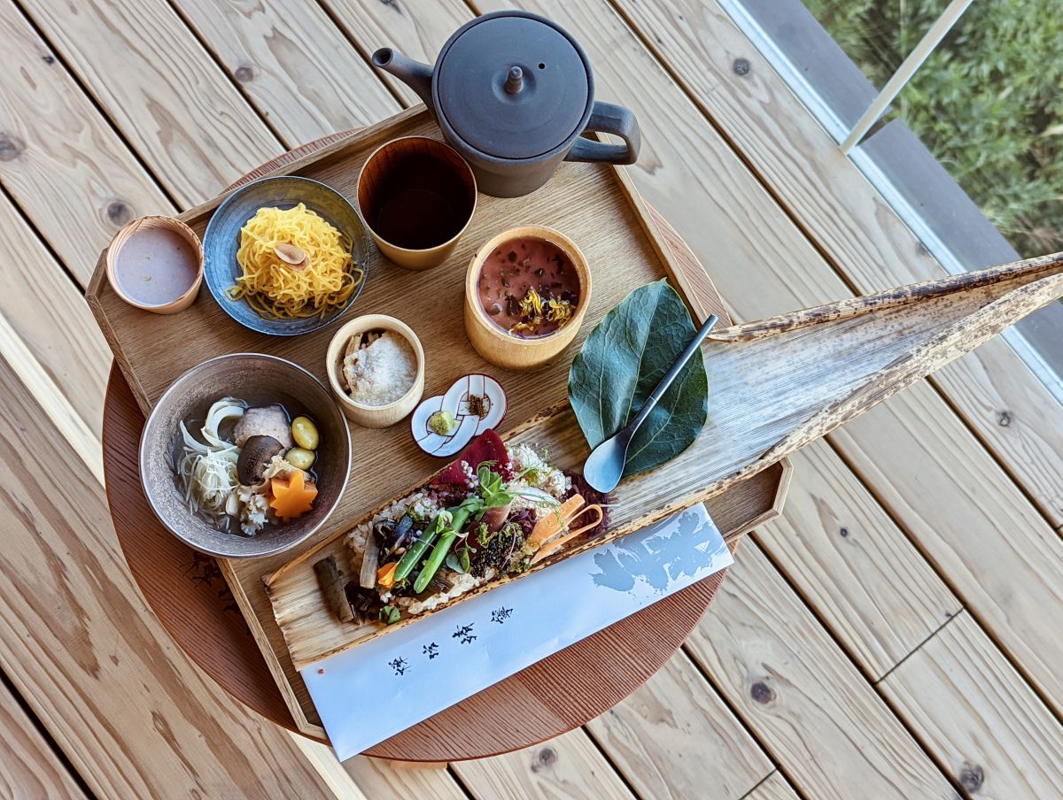 季節によって献立は変化。この日は「山の芽吹きバラちらし、竹包み」「竹蒸し豆腐 紫漬け餡」「秋の炊合せ」「こんにゃくととろ蕎麦」「豆腐モンブラン餅」「浅路レモンとりんごの甘酒」