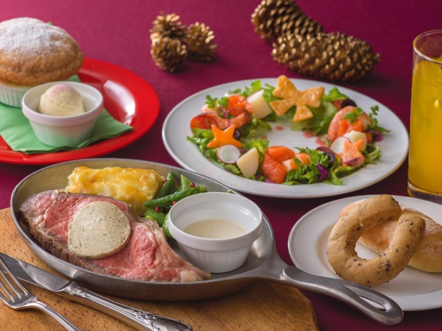 シーフードサラダ、リース仕立て ローストビーフ バーボンクリームソース、 ポテトグラタンとトリュフ風味のバター添え パン カスタードとチェリー＆クランベリーのパイ包み、バニラアイスクリーム添え