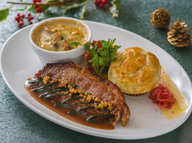 サーロインステーキ スパイスアーモンド＆和風ソース、ベーコンとキノコのドリア、エッグとトマトクリームのパイ包み、ベジタブル