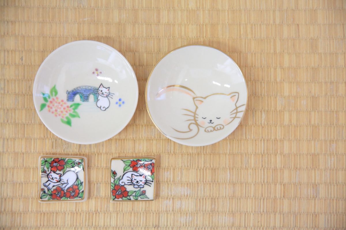 「尾曲がり猫」豆皿各2200円、箸置各1200円