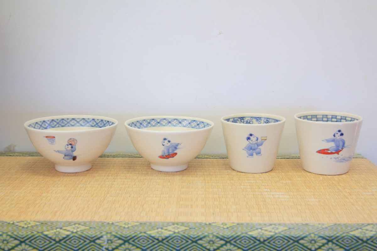 「唐子」飯碗各3520円、湯吞各3300円