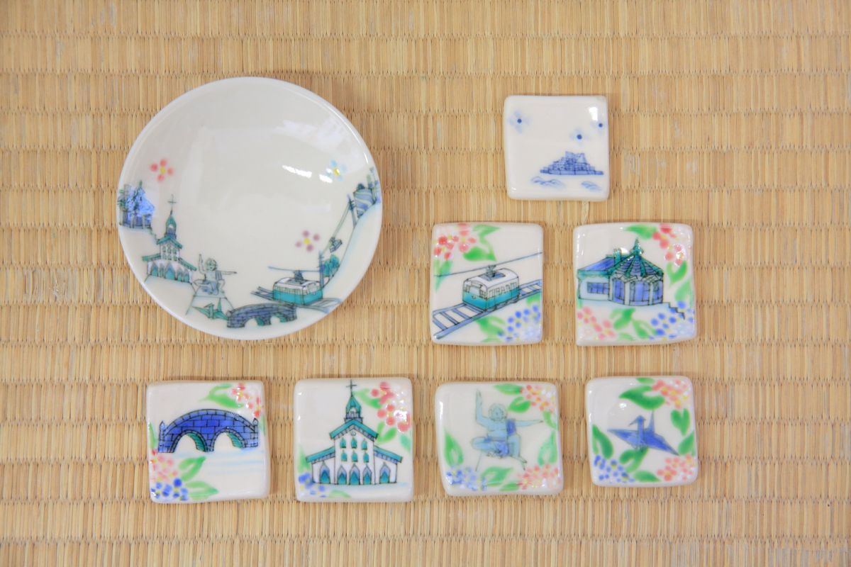 「長崎の街並み」豆皿2200円、箸置各1000円