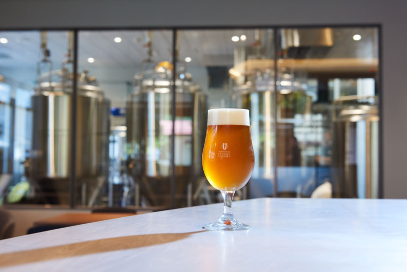 醸造所を眺めながら、常時３種類のオリジナルクラフトビールが楽しめます