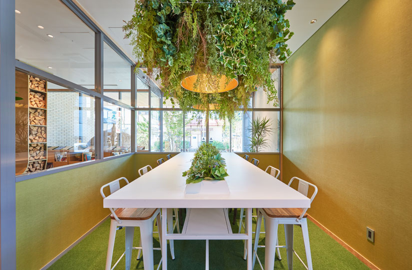 コンセント、USBポートが備わったワーケーションスペースもあります