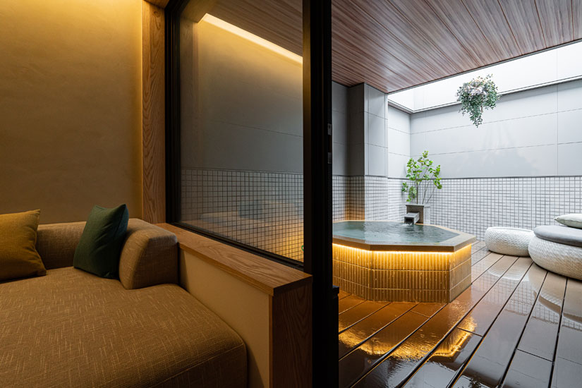 バルコニーにある露天風呂は、八角形の木製の湯船とタイルの長方形の湯船の2タイプ