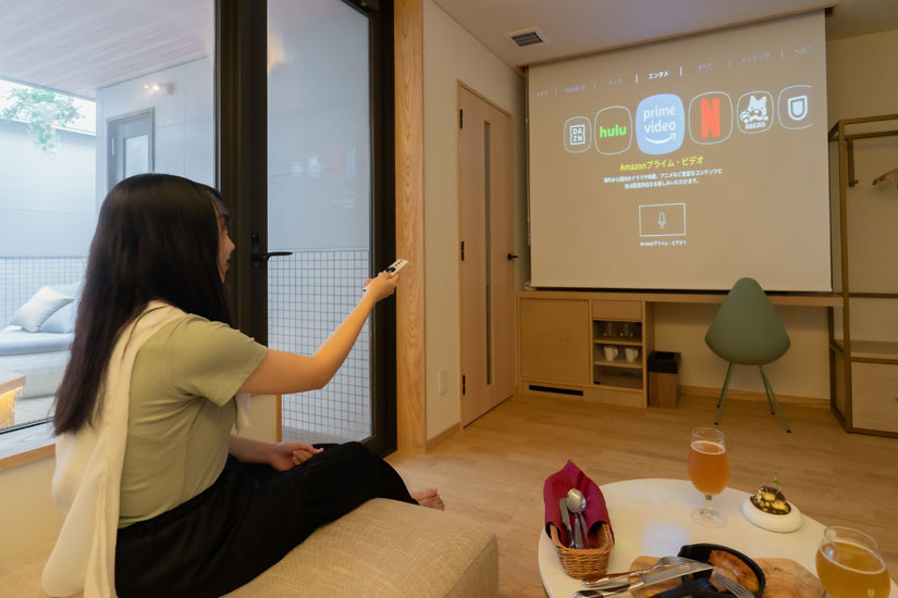 全室に人気の高性能プロジェクターpopIn Aladdinを設置