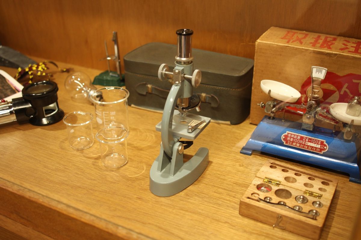 理科の実験でおなじみの顕微鏡など懐かしい学校用品も