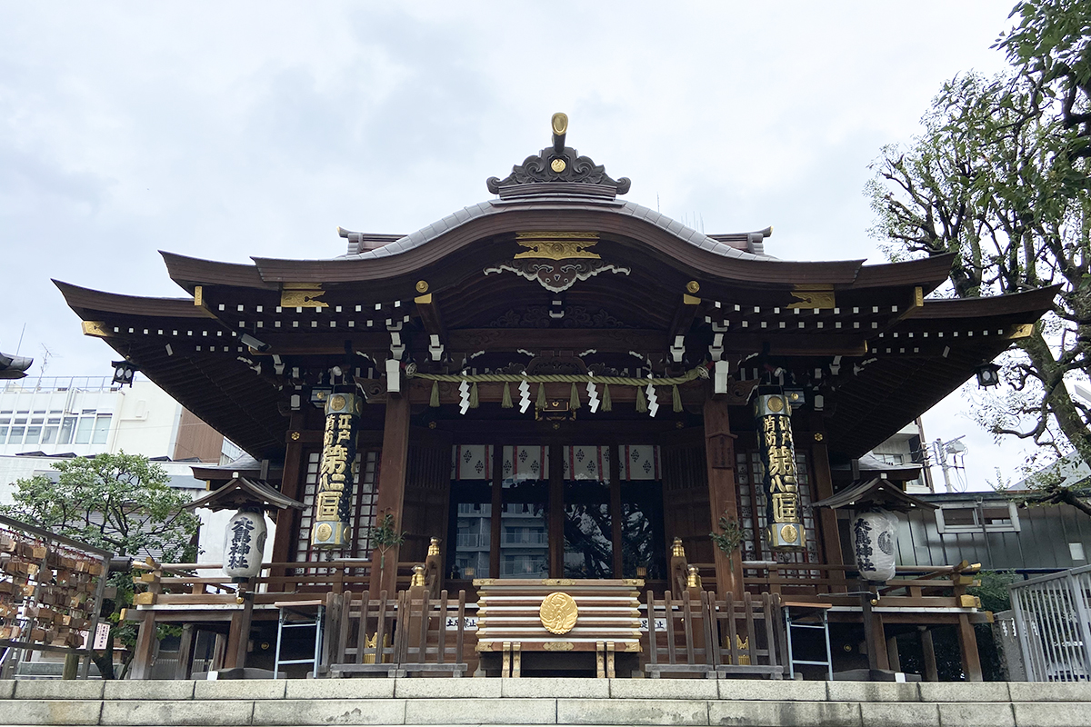 拝殿は交通量の多い都心の交差点に位置するとは思えない荘厳さ