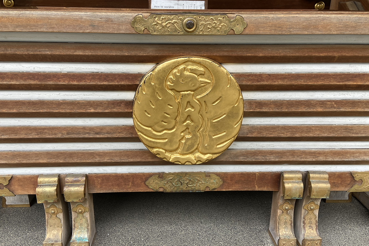 拝殿の賽銭箱に描かれた金の鳳凰