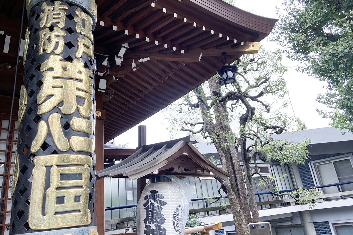 拝殿に掲げられる長提灯には「江戸消防第二八區」の文字が