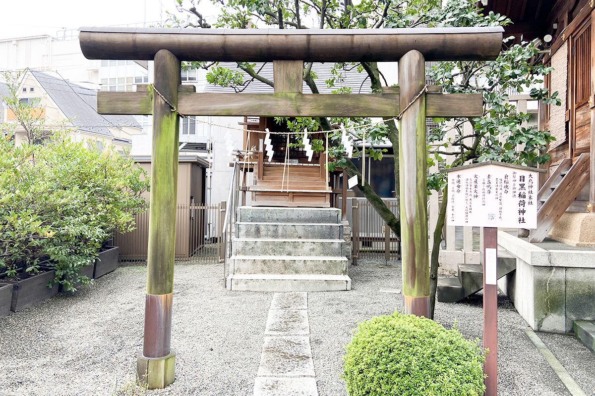 趣のある木製の鳥居