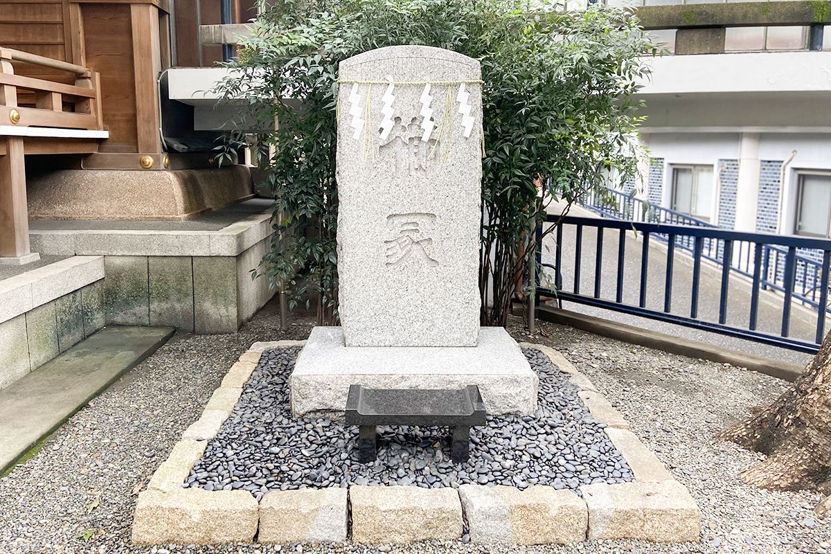 大銀杏の横には「櫛塚」