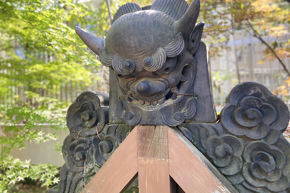 逞しい表情の鬼瓦。見る角度によって表情が少し変わる気がするのもおもしろい