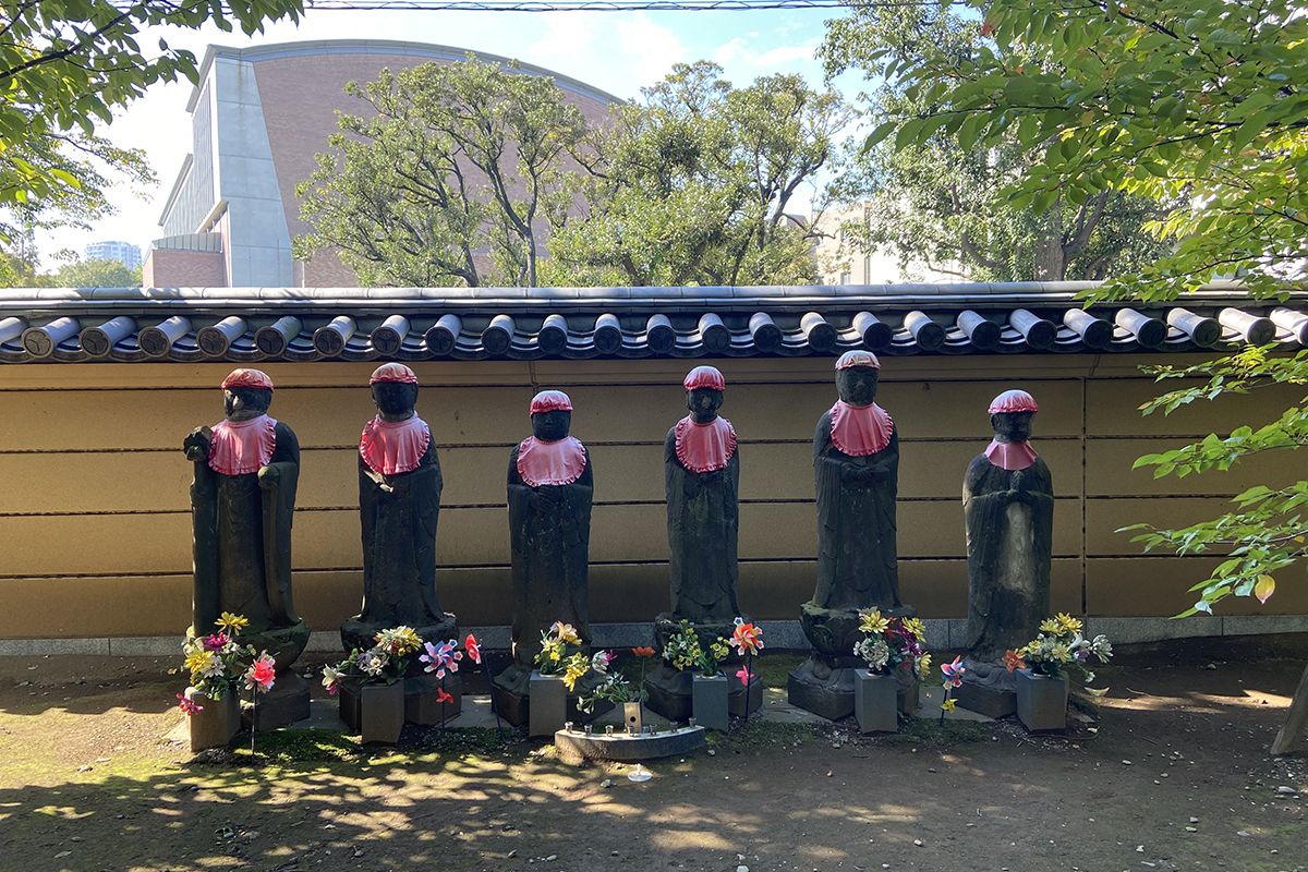 時の鐘近くには六地蔵の姿も