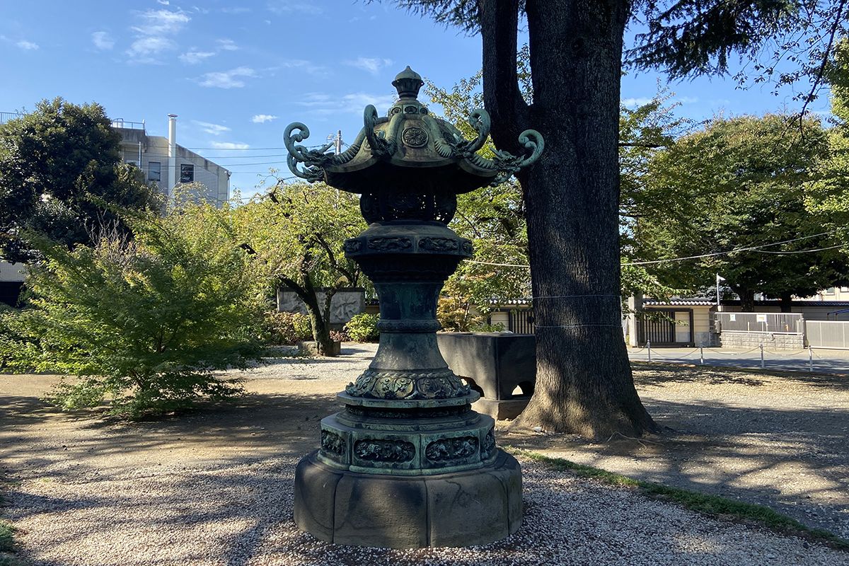 よく見ると灯籠の彫刻もとても精巧で素晴らしい