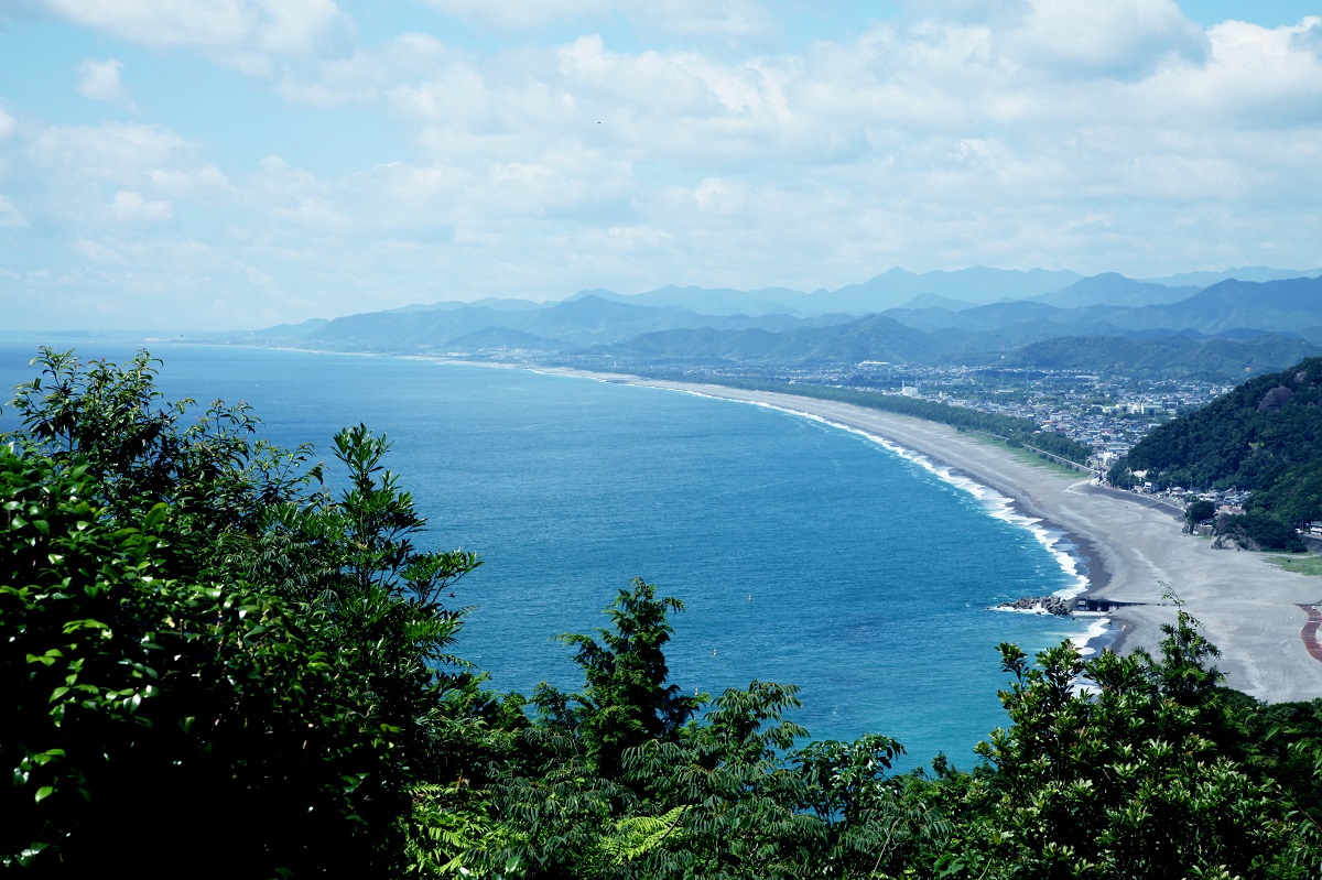 松本峠から見る七里御浜。かつて熊野詣での巡礼の道