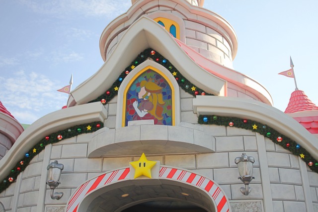 ウィンターデコレーションされた華やかなピーチ城も要チェック