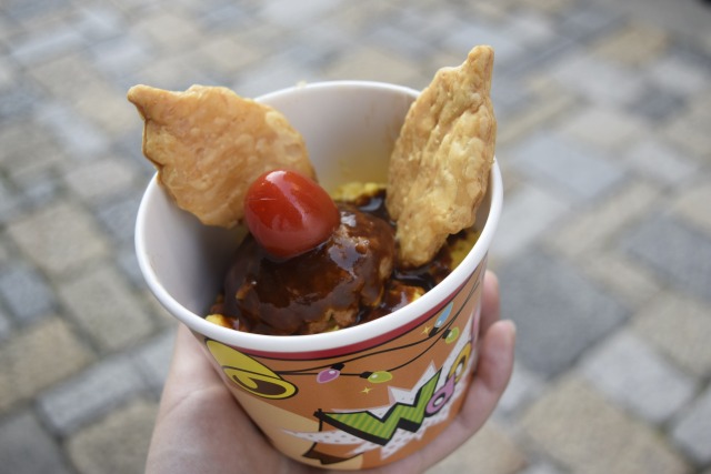 赤鼻トナカイのハンバーグデミオムライス（850円）