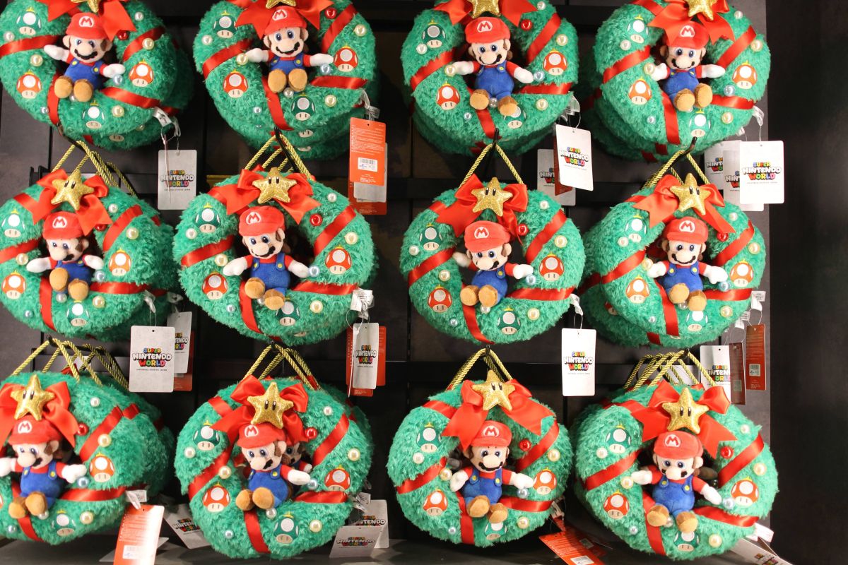 ちょこんと座るマリオが愛くるしい「ぬいぐるみリース」