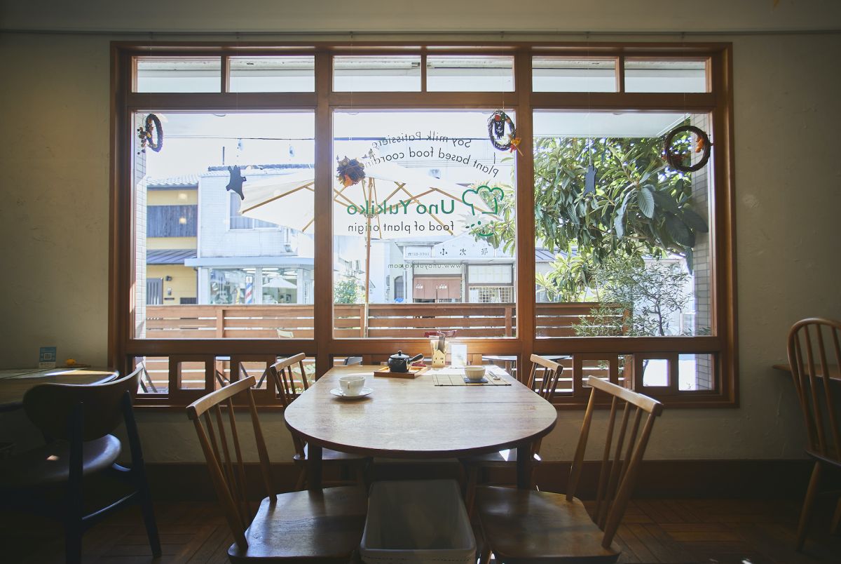 店内にテーブルは3つ、全12席。大きな窓から自然光が差し込む温かい雰囲気の店内