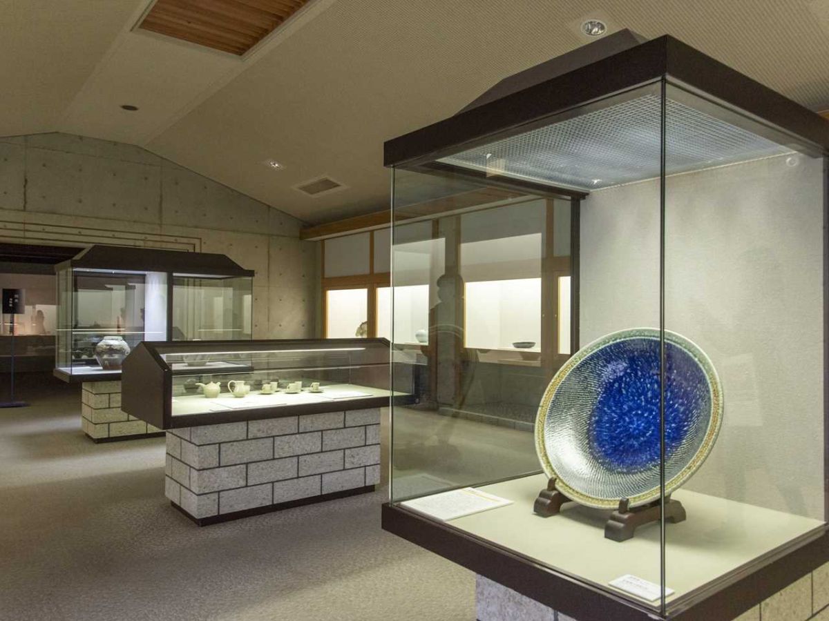 益子陶芸美術館の常設展示室。益子焼の名品が展示されている