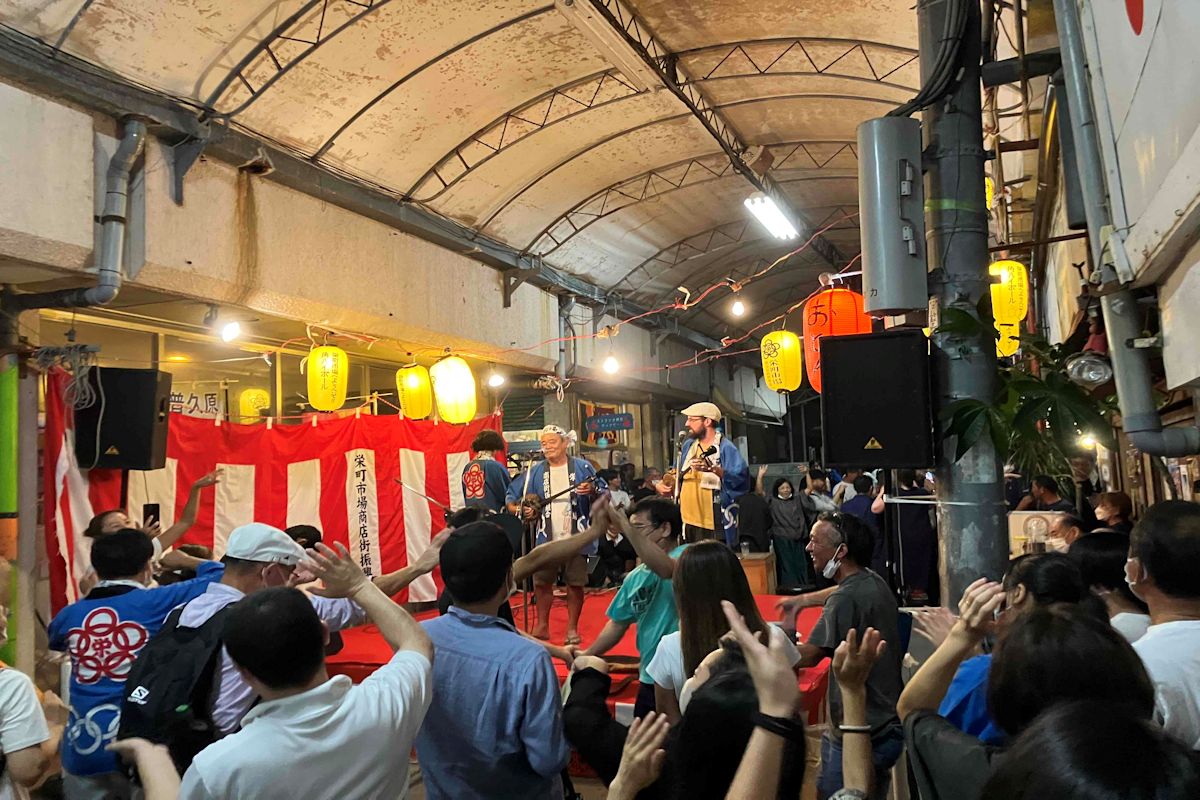 写真は2022年9月24日に行われた屋台祭りの様子（栄町市場商店街振興組合提供）